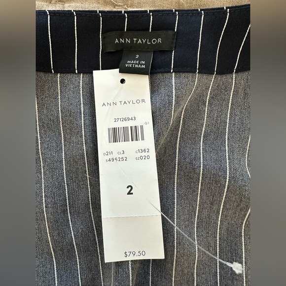 NWT Ann Taylor Striped V-Neck Peplum Blouse - Size 2 - Picture 3 of 4